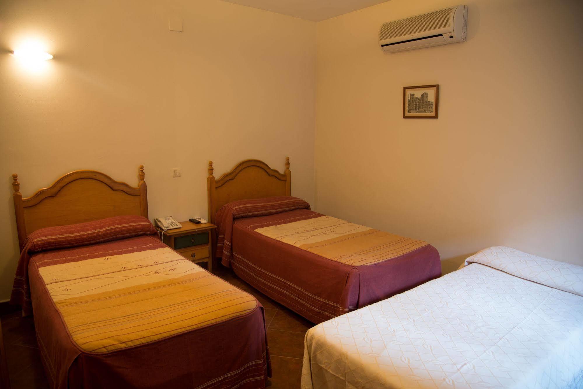 Hostal Hueso Трухильо Экстерьер фото